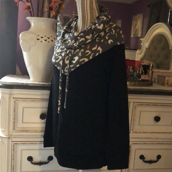 - Cowl Turtleneck Leopard Print Sweatshirt - - Picture 5 of 14